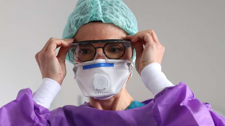 Κορονοϊός- Ελληνίδα γιατρός στο Παρίσι: Στην Ελλάδα πρέπει να απαγορευθεί η κυκλοφορία πριν να είναι αργά...