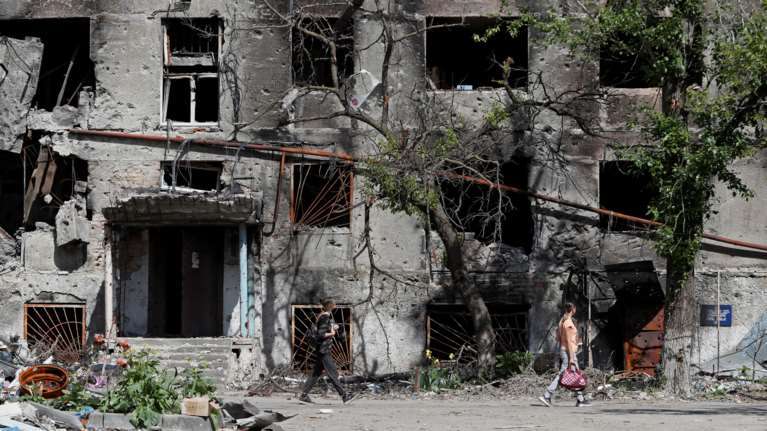 Φρίκη στη Μαριούπολη: Πάνω από εκατό πτώματα εντοπίστηκαν στα συντρίμμια πολυκατοικίας - Καταγγελίες του δημάρχου