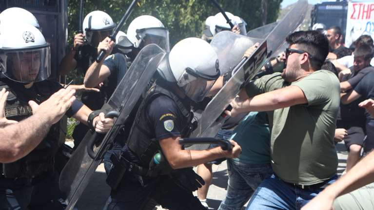 Ανάβυσσος: Ένταση, επεισόδια και χημικά στη Σύνοδο των Πρυτάνεων - Αντιδράσεις για τη διαγραφή των "αιώνιων" φοιτητών