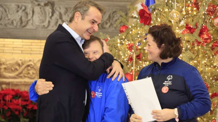 Ο Μητσοτάκης άκουσε τα πρωτοχρονιάτικα κάλαντα από αθλητές των Special Olympics [εικόνες - βίντεο]