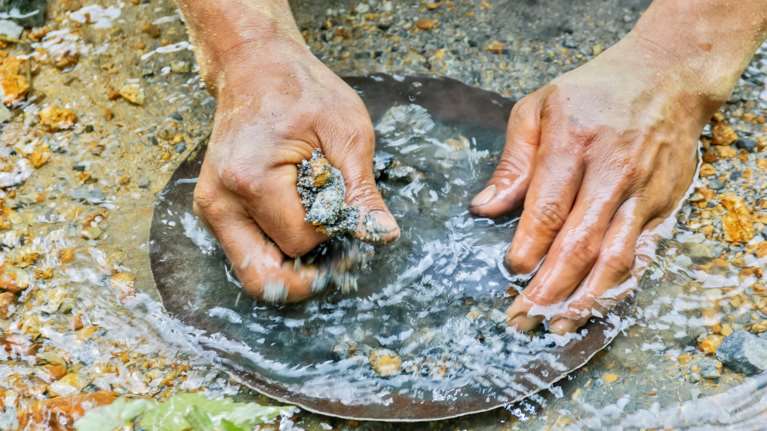 Απίστευτη καταγγελία στη Βραζίλια: Ανταλάσσουν εμβόλια κατά του κορονοϊού με χρυσό