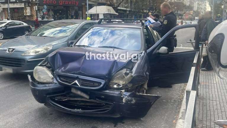 Θεσσαλονίκη: Καραμπόλα τριών οχημάτων στο κέντρο της πόλης -Ένας τραυματίας [εικόνες]