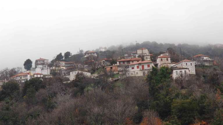 Το ορεινό παραδεισένιο και ιστορικό χωριό που απέχει μόλις 2 ώρες από την Αθήνα [εικόνες]
