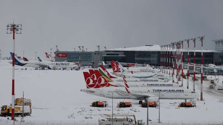 Χιλιάδες εγκλωβισμένοι εξαιτίας του χιονιά στην Τουρκία - Στέγη κατέρρευσε στο αεροδρόμιο Ατατούρκ [βίντεο]