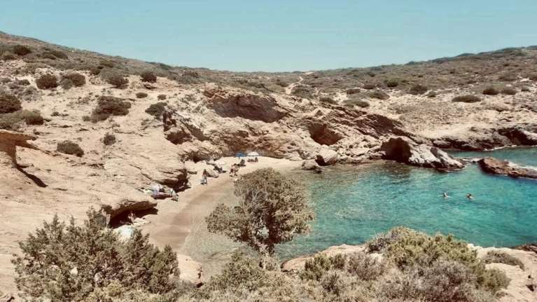 Σε μια ώρα από το κέντρο: Βουτιές σε μια από τις ομορφότερες παραλίες της Αττικής