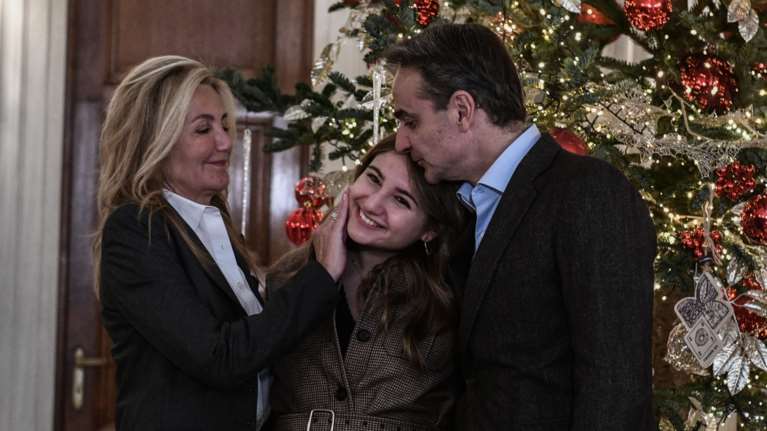 Κυριάκος &amp; Μαρέβα Μητσοτάκη: Οι τρυφερές φωτό με τη μικρή τους κόρη στο Μαξίμου - Φιλιά και αγκαλιές