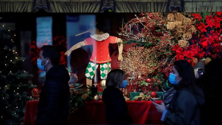 Lockdown: Στην... &quot;εντατική&quot; η Χριστουγεννιάτικη αγορά του Παρισιού - Κλειστά τα πολυκαταστήματα, άδειες οι λεωφόροι