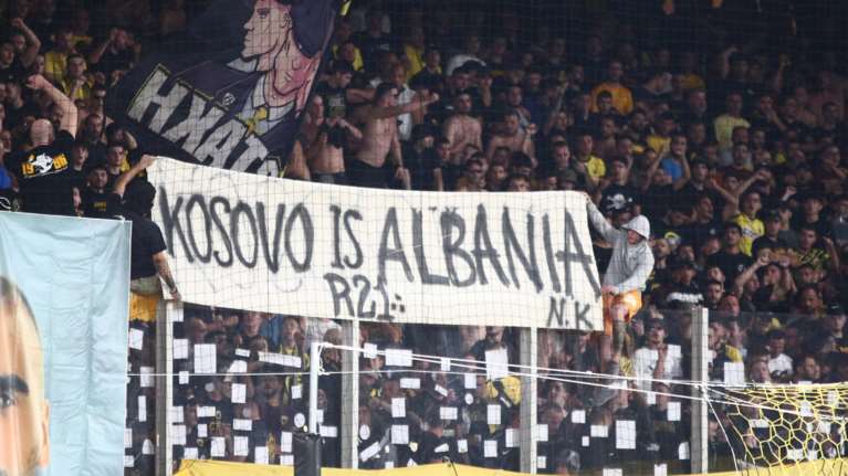 Πανό με σύνθημα &quot;το Κόσοβο είναι Αλβανία&quot; σήκωσαν οπαδοί της ΑΕΚ - &quot;Θα αποβληθούν δια παντός&quot; λέει η ΠΑΕ