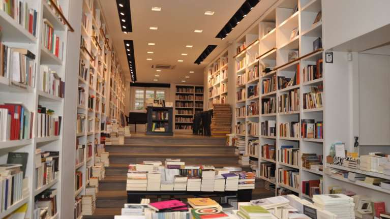 &quot;Επί Λέξει&quot;: Γιατί ξαφνικά κατεβάζει ρολά το αγαπημένο βιβλιοπωλείο της οδού Ακαδημίας