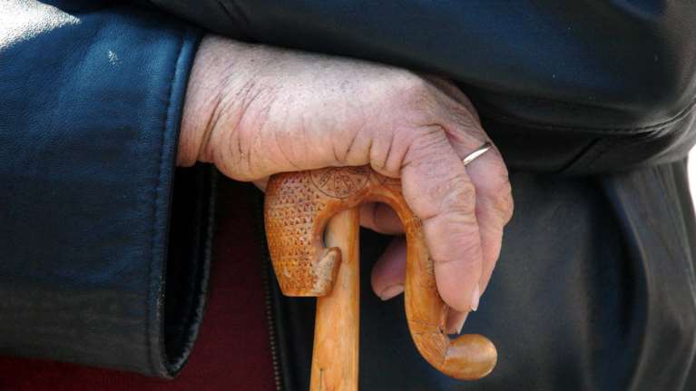 Βόλος: Καταδικάστηκε 80χρονη - Ξυλοκοπούσε τον 90χρονο σύζυγό της και του φώναζε "θα σε πνίξω"