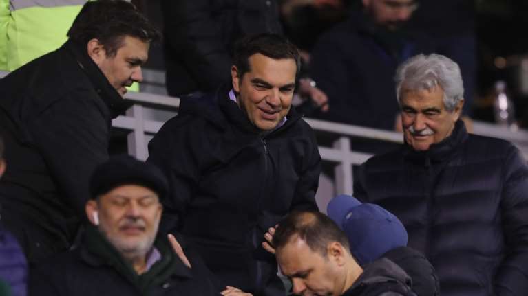 Ο Αλέξης Τσίπρας επανεμφανίστηκε μετά το μπάχαλο στον ΣΥΡΙΖΑ: Πήγε στο γήπεδο να δει Παναθηναϊκός - ΠΑΟΚ [εικόνες]