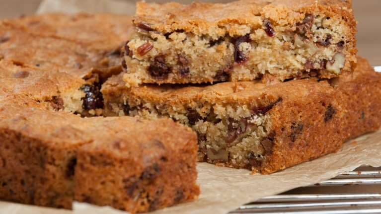 Κέικ με ταχίνι και κομμάτια σοκολάτας - Απίθανη νηστίσιμη συνταγή για όλη τη Σαρακοστή