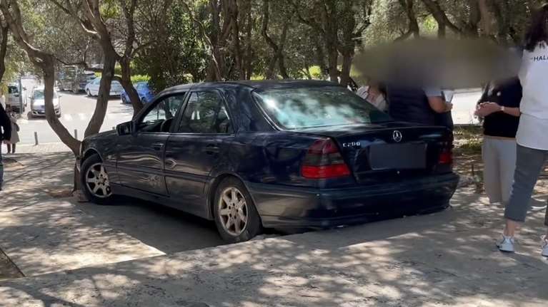 Ασυνήθιστο τροχαίο στη Διονυσίου Αρεοπαγίτου: Αυτοκίνητο καβάλησε τον πεζόδρομο και "κατέβηκε" τα σκαλιά [βίντεο]