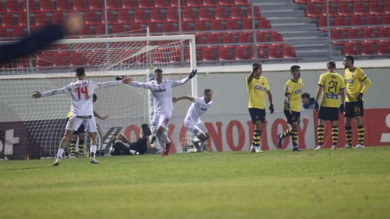 Superleague: Νέο κάζο για την ΑΕΚ - Με 10 ο Πανσερραϊκός ισοφάρισε σε 2-2 στο 94&#39;, μετά από ολέθριο λάθος του Αθανασιάδη