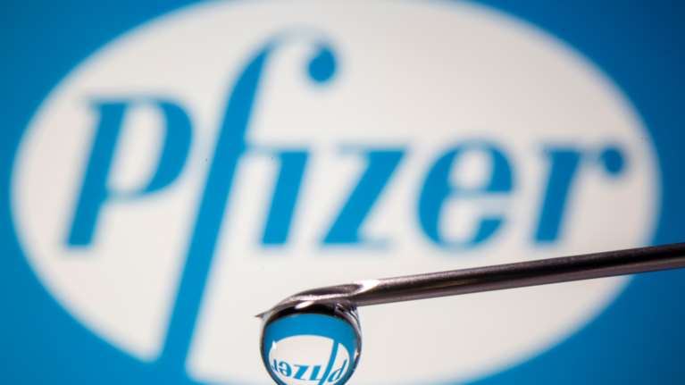 Εμβόλιο Pfizer: &quot;Όχι&quot; από τον FDA στην τρίτη δόση στον γενικό πληθυσμό