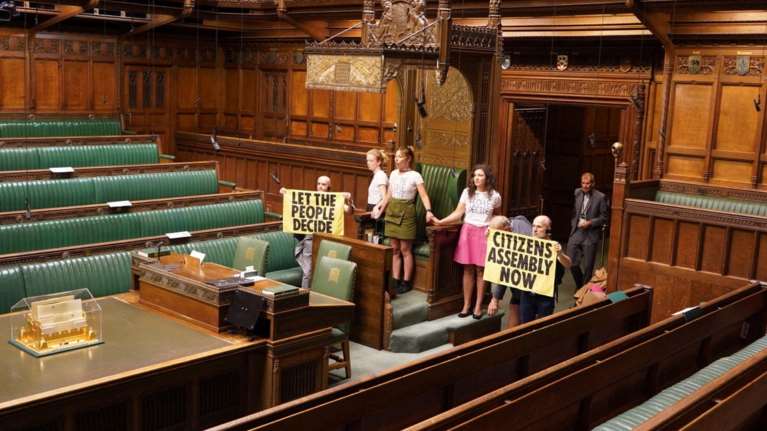 Βρετανία: Ακτιβιστές κόλλησαν τους εαυτούς τους πάνω στο προεδρικό έδρανο του κοινοβουλίου [Βίντεο]