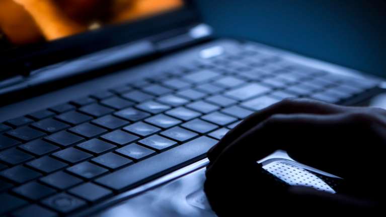 Πορνογραφία ανηλίκων: Οι δύο φοιτητές και ο υποδιευθυντής Γυμνασίου που ασελγούσε σε 16χρονη με νοητική στέρηση