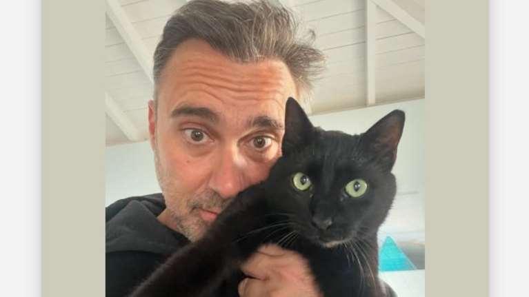 Γιώργος Καπουτζίδης: Σέλφι συμφιλίωσης με τη ζημιάρα γάτα του ενόψει Χριστουγέννων - "Της ζήτησα συγγνώμη..."
