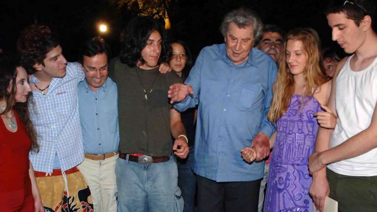 Ο Γιώργος Θεοδωράκης ξεκαθαρίζει: &quot;Δεν αψήφησα τον πατέρα μου ζωντανό, δεν θα το κάνω τώρα&quot;