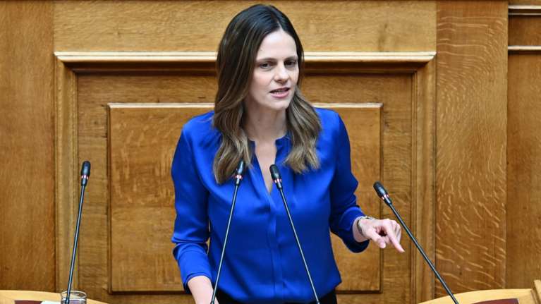 Η οργισμένη διάψευση της Έφης Αχτσιόγλου για τον... καναπέ και τις δύο βιβλιοθήκες: &quot;Εχω περάσει πολύ χειρότερα&quot;