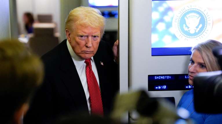 Στην αντεπίθεση ο Λευκός Οίκος: Κατασκευασμένο αφήγημα των Δημοκρατικών τα email του Επστάιν για τον Τραμπ