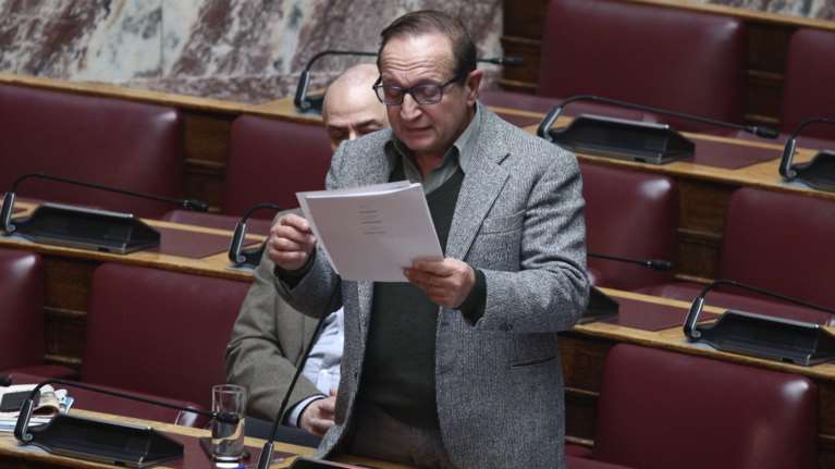 Μπιμπίλας: &quot;Η εκκλησία να πει την αλήθεια πόσοι είναι οι γκέι ιερείς&quot; - Χαμός στη Βουλή για τον γάμο των ομόφυλων ζευγαριών