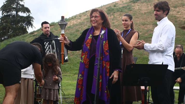 Αυθεντικός Μαραθώνιος Αθήνας: Με Φαραντούρη και Μποφίλιου η τελετή έναρξης στον Τύμβο του Μαραθώνα [εικόνες]