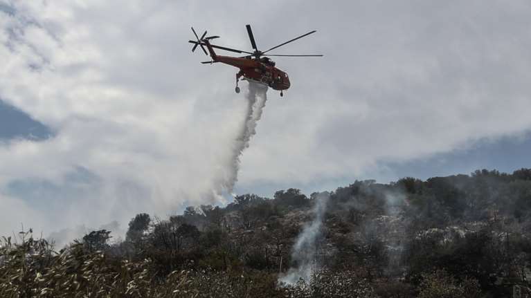 Φωτιά στον Ασπρόπυργο: Επιχειρούν αεροσκάφη και ελικόπτερο