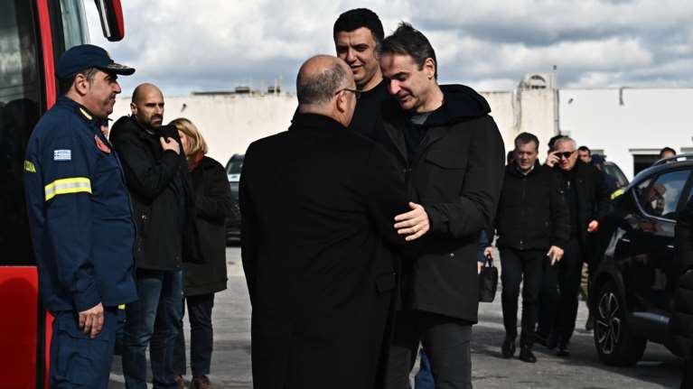 Στη Σαντορίνη ο Κυριάκος Μητσοτάκης: &quot;Ακούμε με προσοχή τους ειδικούς&quot; - Νέος σεισμός 4,8 Ρίχτερ στο νησί