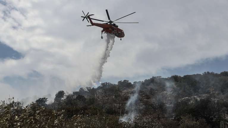 Φωτιά στην Πτολεμαΐδα, κοντά στην πόλη - Στη μάχη της κατάσβεσης τρία εναέρια μέσα