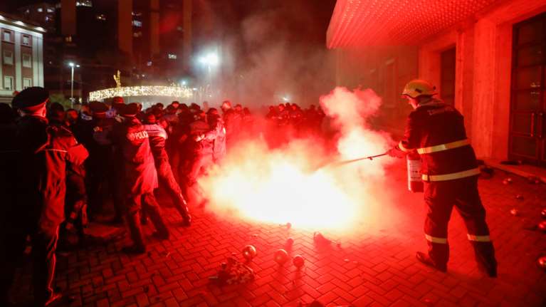 Κύμα οργής στην Αλβανία: Αστυνομικός σκότωσε 25χρονο - Επεισόδια και οκτώ τραυματίες [εικόνες-βίντεο]