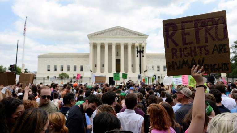 ΗΠΑ: Πρόστιμο σε μια γιατρό επειδή αποκάλυψε ότι έκανε άμβλωση σε 10χρονο κορίτσι που είχε πέσει θύμα βιασμού