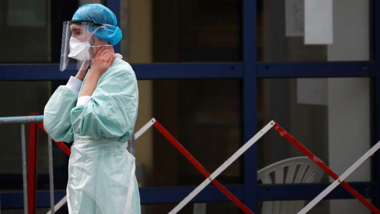 Κορονοϊός - Η άλλη όψη των απωλειών: 7.000 επαγγελματίες της υγείας έχουν χάσει τη ζωή τους στην πανδημία