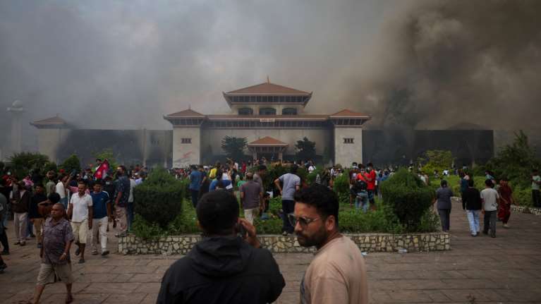 Ταραχές στο Νεπάλ: Διαδηλωτές έβαλαν φωτιά στο Κοινοβούλιο και στο σπίτι του πρωθυπουργού που παραιτήθηκε [εικόνες]