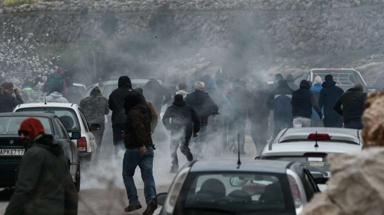 Xίος: Πέτρες και ξύλα κατά την αποχώρηση των ΜΑΤ στο λιμάνι των Μεστών