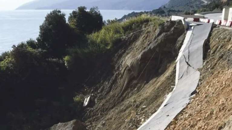 Θεσσαλία: Κατέρρευσε ο δρόμος 15 εκατ. ευρώ που ενώνει Λάρισα - Μαγνησία λίγο... πριν την παράδοση - Παρέμβαση Εισαγγελίας