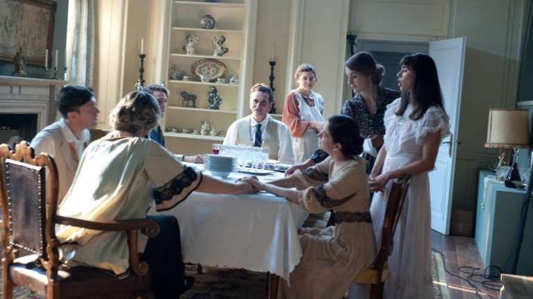 Η Le Monde αποθεώνει &quot;Το Βραχιόλι της Φωτιάς&quot; - &quot;Μια σειρά θυμίζει επιτέλους τη μοίρα των Εβραίων της Θεσσαλονίκης&quot;