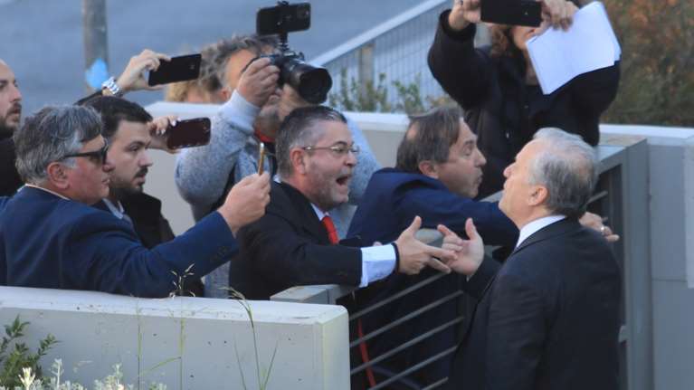 Σόου από τον δικηγόρο του Νίκου Παπαδόπουλου στην Πινακοθήκη: Εσείς τον είπατε τραμπούκο; Κρατάτε βουλευτή; [βίντεο]