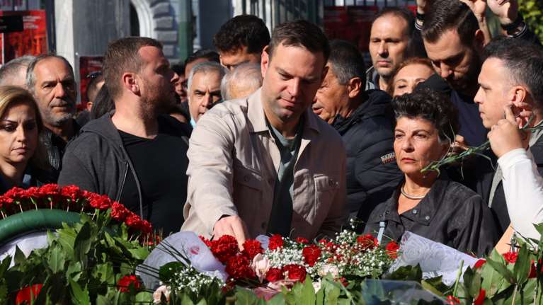 Ο Στέφανος Κασσελάκης κατέθεσε στεφάνι στο Πολυτεχνείο - Μαζί του η Μέλπω Λεκατσά [εικόνες - βίντεο]