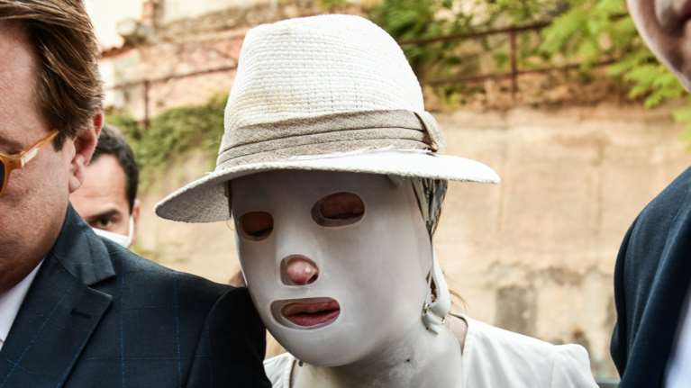 Επίθεση με βιτριόλι: Στο πλευρό της Ιωάννας χιλιάδες πολίτες - Δωρεές από τη Μαρία Μενούνος και την Αριάννα Χάφινγκτον