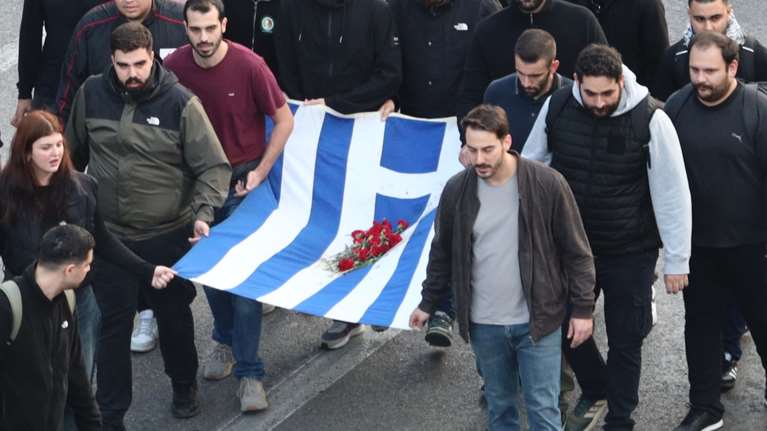 Πολυτεχνείο: Μικροεπεισόδια πριν κλείσουν οι πύλες - Η πορεία της αιματοβαμμένης σημαίας [εικόνες - βίντεο]