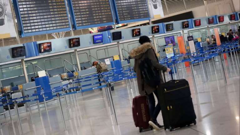 Γνωστός ράπερ συνελήφθη στο αεροδρόμιο &quot;Ελ. Βενιζέλος&quot; να... κλέβει βαλίτσες γυναικών