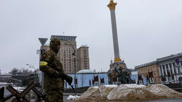 Απειλεί ξανά η Μόσχα: "Οι χώρες που προσφέρουν αεροδρόμια στην Ουκρανία θα θεωρούνται εμπλεκόμενες στον πόλεμο"