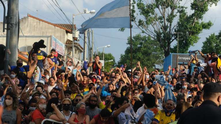 Μαραντόνα : Πλήθος κόσμου έξω από το νεκροτομείο που βρίσκεται η σορός του