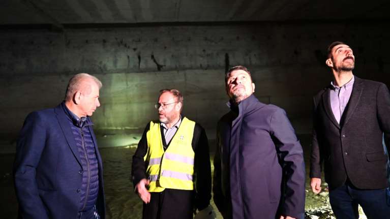 Αυτοψία Χαρδαλιά στον αγωγό του Αιγάλεω που καταλήγει στον Κηφισό: Ήταν πλήρως φραγμένος, δεν είχε καθαριστεί ποτέ [εικόνες]