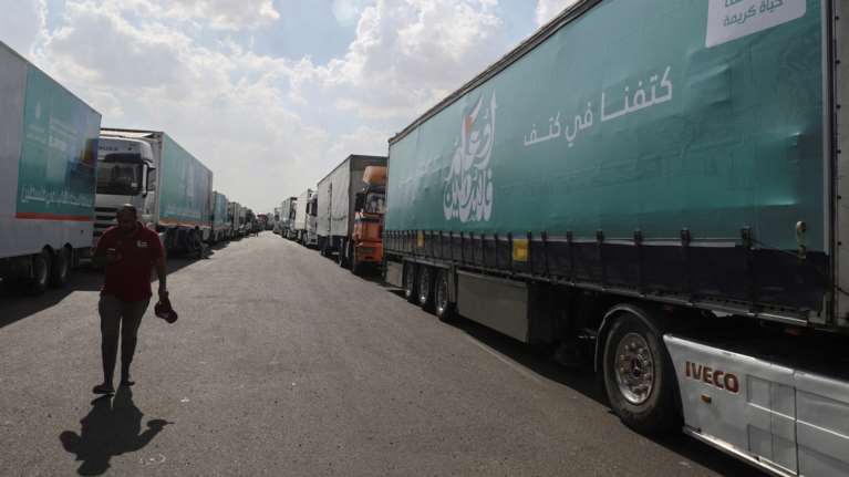 Πόλεμος στο Ισραήλ: Ανθρωπιστικό κομβόι κατευθύνεται στη Ράφα - Νεκροί 49 Παλαιστίνιοι σε επιδρομές