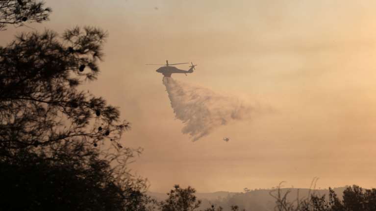 Πύρινα μέτωπα: Με αντίπαλο τους ισχυρούς ανέμους οι πυροσβέστες σε Κύθηρα και Κρήτη τις επόμενες ώρες