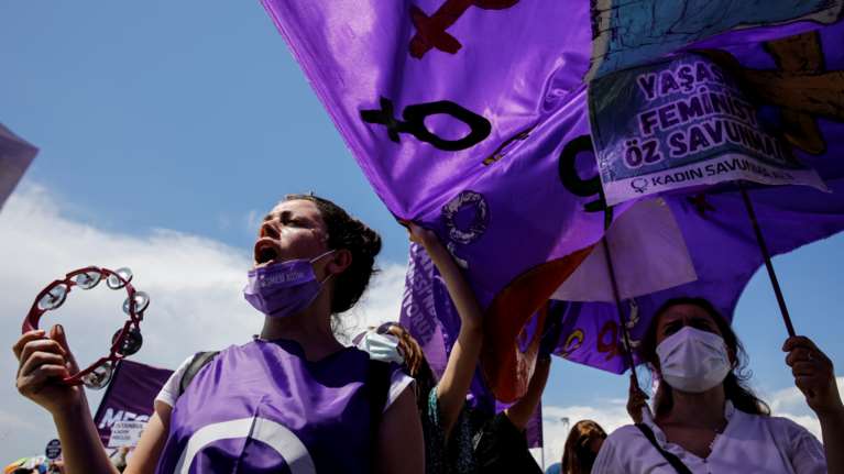 Ιστορικό πισωγύρισμα: Η Τουρκία αποχώρησε από τη Σύμβαση της Κωνσταντινούπολης για τη βία κατά των γυναικών