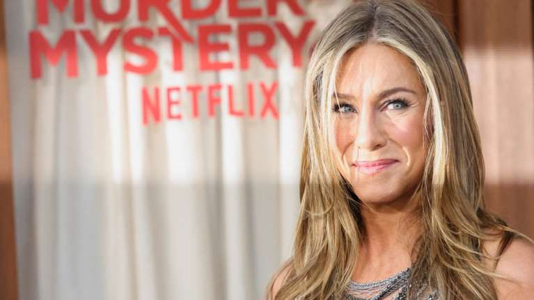 Τζένιφερ Άνιστον: Αψεγάδιαστη με μίνι chandelier dress που πλαισίωσε το αγαλματένιο κορμί της