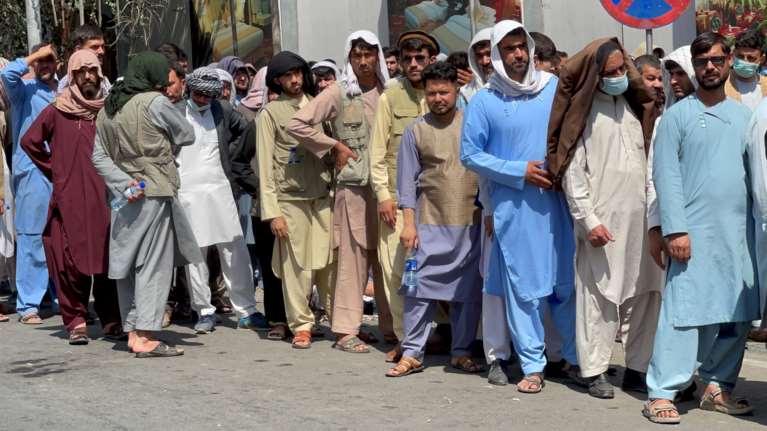 Αφγανιστάν: Μεγάλες ουρές στις τράπεζες της Καμπούλ - Χιλιάδες περιμένουν για αναλήψεις μετρητών